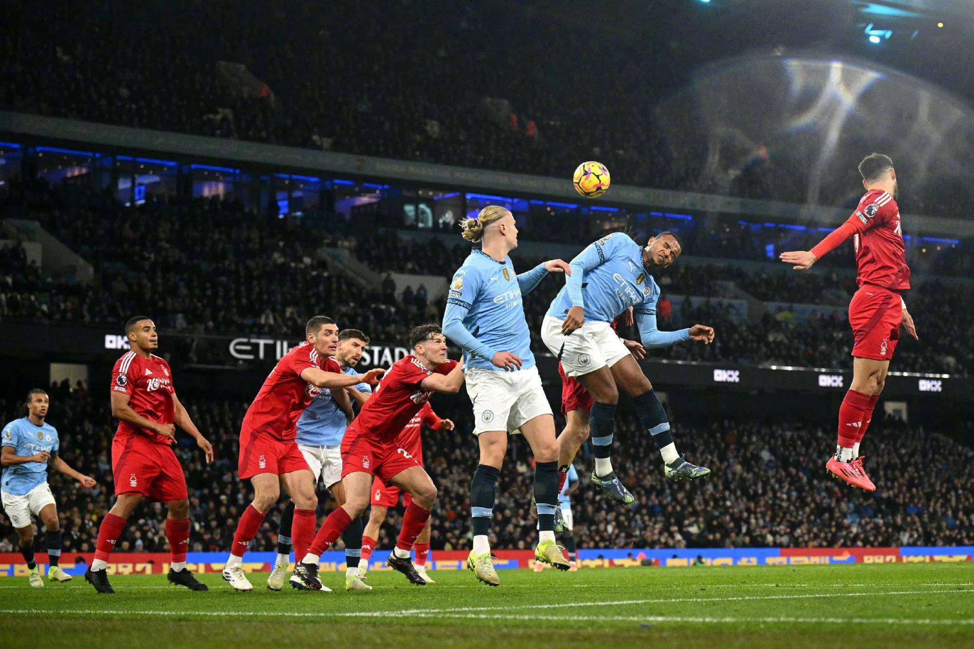 米乐m6官网-曼城主场大胜，英超领先位置稳固